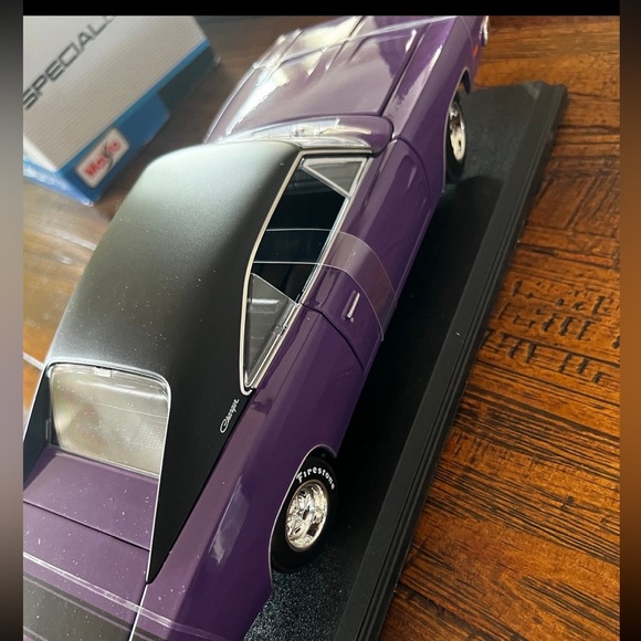 1969 Dodge Charger R/T by Maisto 1:18 Scale Diecast Model Car - Picture 6 of 9